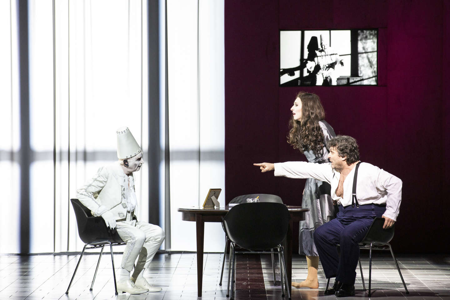 At the Opéra Bastille, Ludovic Tézier makes Hamlet a dark and inhabited clown