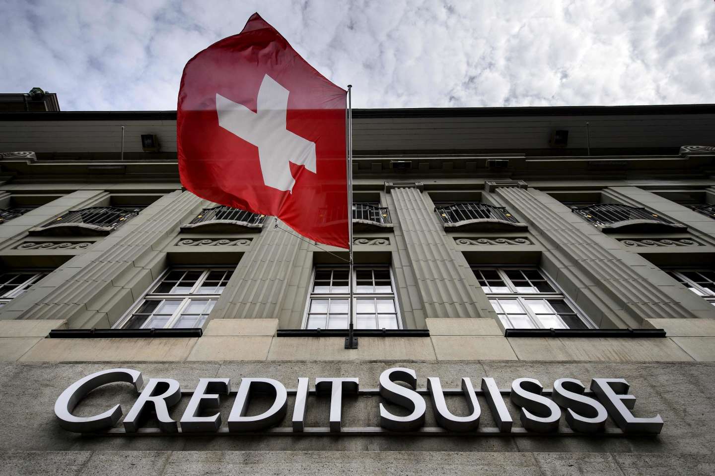 Credit Suisse suffers the worst fall in its history on the stock market and borrows 50 billion Swiss francs from the central bank